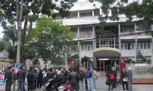 Ảnh: Nóng bên ngoài phiên tòa xử Lê Văn Luyện