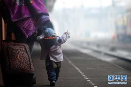 Trung Quốc: Những em bé trên sân ga chiều cuối năm