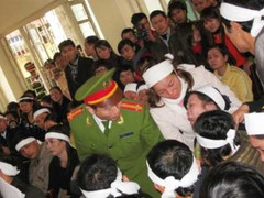 Phiên tòa đẫm lệ sau vẻ lạnh lùng của Lê Văn Luyện