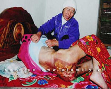 Chồng bà chủ cũng 'choáng' khi nhìn osin bị vợ tra tấn