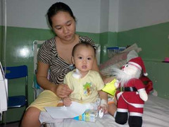 Quặn lòng ánh mắt trong veo của bé trai bị bệnh nan y