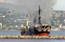 Tàu cá Hàn Quốc bốc cháy, 3 người mất tích