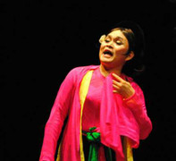 Xuân Hinh lên đồng trên sân khấu