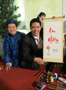 Bình Minh học gói bánh tét, viết thư pháp