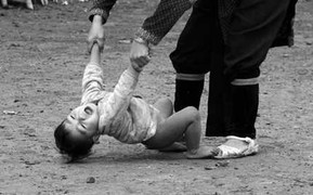 Ảnh: Những đứa trẻ cởi truồng ngày rét 5 độ C