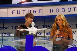 Ảnh: mRobo Việt Nam ấn tượng bên Justin Bieber