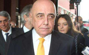 Sốt ruột vụ Tevez, CEO Milan thân chinh tới Man City