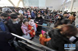 TQ: Xếp hàng 6 ngày đêm không mua được vé về quê