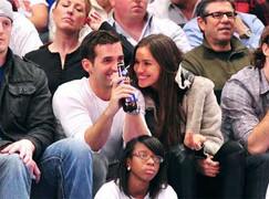 Người tình Ronaldo tình tứ bên trai trẻ