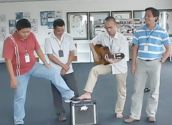 Video: Cư dân mạng hát... Ngọn lửa xe tay ga