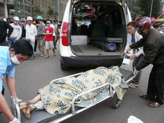 Xe tải mất phanh phá nát nhà dân, một thiếu tá tử nạn