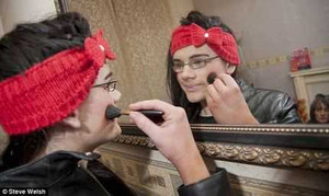 Ăn mặc như con gái, một nam sinh bị đuổi học