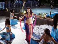 ‘Vũ điệu đường cong’: Hấp dẫn vì đồng tính và chửi xéo?