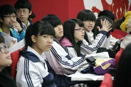 Nữ sinh Hà Thành hùng biện tiếng Anh nói về Chợ Tình