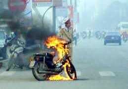 Hà Nội: Xe máy lại cháy ngùn ngụt giữa phố