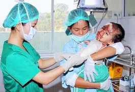 Dùng xăng đốt kiến, 2 bà cháu bỏng nặng