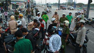 Hải Phòng: Lăng mạ, ném ghế vào mặt CSGT