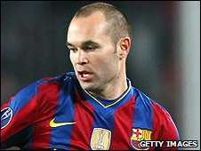 Xem kỹ năng ngã điêu luyện trong vòng cấm của Iniesta