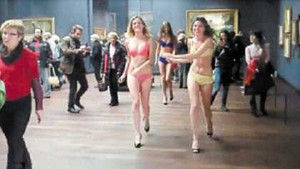 Người mẫu lột quần áo quay quảng cáo trong bảo tàng