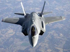 Tàu sân bay 'chào thua' lỗi chết người của F-35