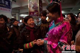 TQ: Mỹ nhân diện cổ trang tặng bạc cho người nghèo