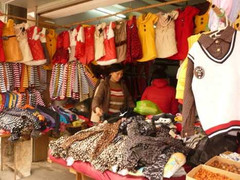 Quần áo trẻ em sát Tết: Gẫy lưỡi không bớt được 10 ngàn