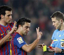 Xavi xem trọng tài như...