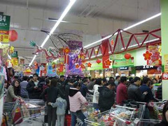 Chùm ảnh: Nghẹt thở chen chân sắm Tết ở siêu thị