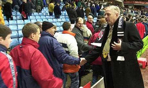 Nghịch lý: Đội bóng tỉnh lẻ 'chết' vì nhà quá to!