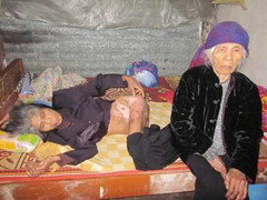 Osin bị bạo hành dã man: Nước mắt mẹ già 95 tuổi