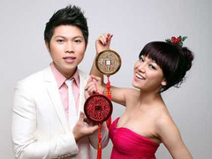 Hà Hoài Thu làm điệu bên Mạnh Quân