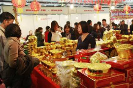 Dân công sở bỏ việc đi sắm Tết