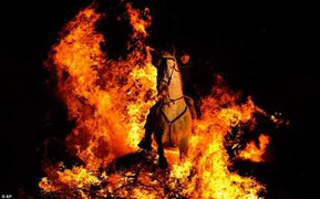 Thót tim màn xuyên lửa của những kị binh thần thánh