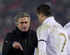 Mourinho: Không ai có quyền chạm vào Ronaldo