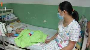 Gần 10 triệu đồng đến với bé trai bị bệnh nan y