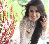 Phan Thị Mơ nền nã với áo dài du xuân, đón tết