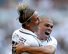 Bảo vệ Pepe, Guti cười vào mặt Rooney