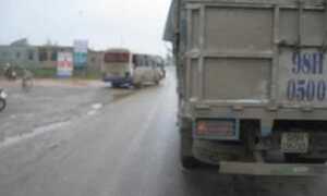 Xe khách 'đánh võng', nữ sinh viên rơi xuống tử vong