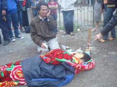 Chết trên xe khách, một học sinh bị vứt xác giữa đường