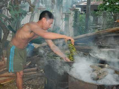 Ảnh: Lò bánh tét miền Trung ấm nồng chiều cuối năm