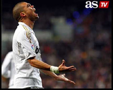 Khán giả quay lưng với Pepe, Mourinho ra án phạt