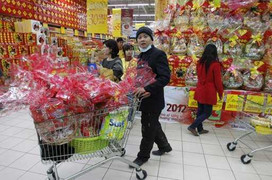 Ảnh: Người Việt Nam sắm Tết qua ống kính PV Reuters