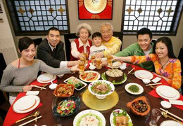 Chi hàng chục triệu đồng để ăn tiệc đêm giao thừa