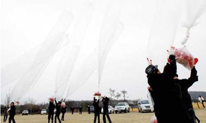 Người Triều Tiên nhận quà Tết trên trời rơi xuống