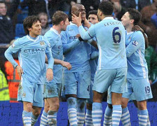 Ăn phạt đền phút chót, Man City vẫn vượt mặt MU