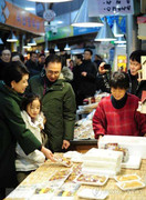 Tổng thống Hàn Quốc và đệ nhất phu nhân đi sắm Tết