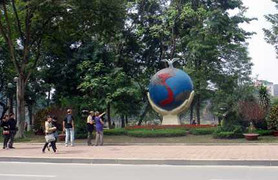 Mùng 1 Tết: mưa lạnh miền Bắc, ấm nắng miền Nam