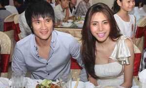 Công Vinh theo Thủy Tiên vào Nam đón Tết