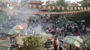 Người dân Sài thành nô nức đến chùa ngày đầu năm