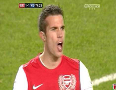Vừa ghi bàn, Van Persie đã nổi cáu với Wenger